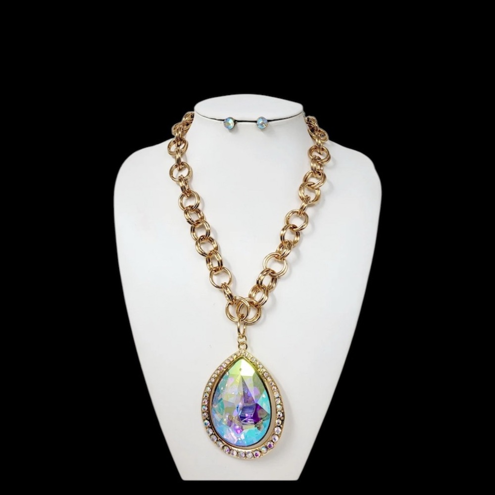 Elegant Gold Necklace with Iridescent Pendant